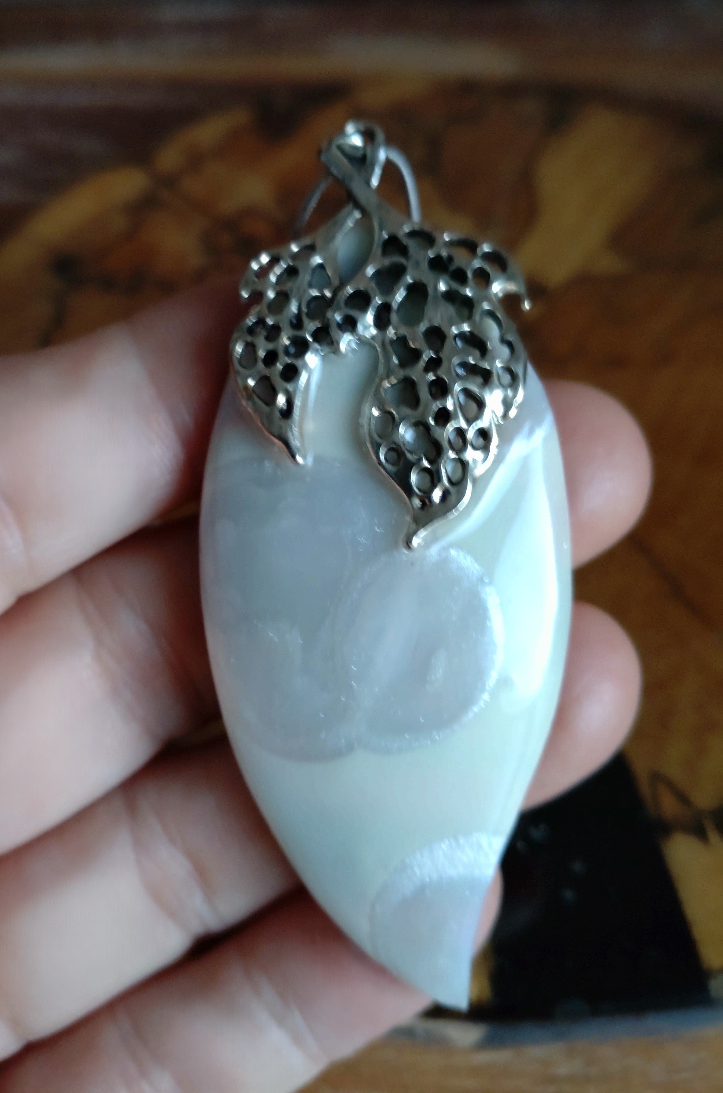 Damenanhänger aus FIMO mit einem dekorativen Metallelement in Form von Zweigen. Edelstahlkette 50 cm.