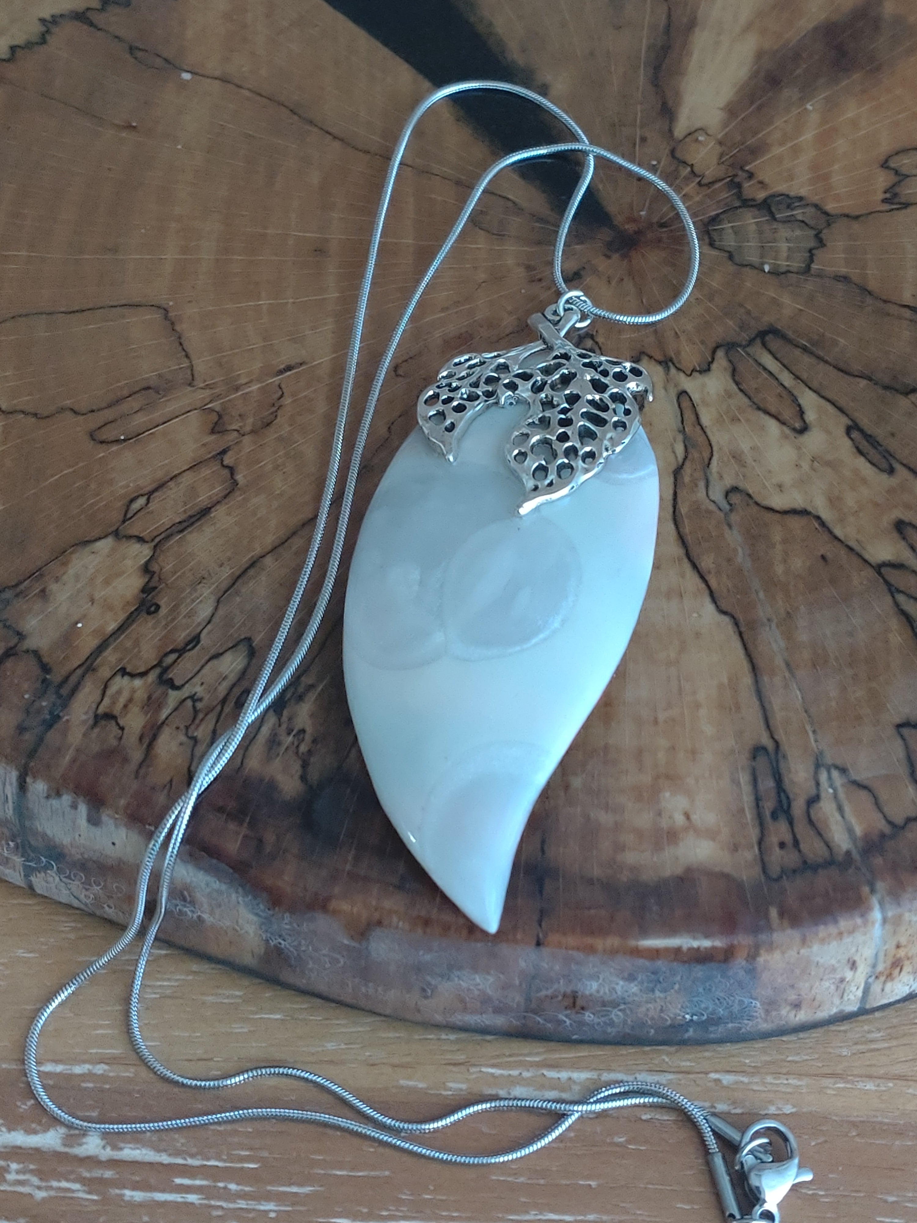 Damenanhänger aus FIMO mit einem dekorativen Metallelement in Form von Zweigen. Edelstahlkette 50 cm.