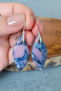 Nahaufnahme Meeressediment Jaspis Ohrringe in der Hand – schimmerndes Blau-Rosa-Marmormuster erinnert an ruhiges Meerwasser, handgefertigter Unikat Boho-Heilstein-Schmuck