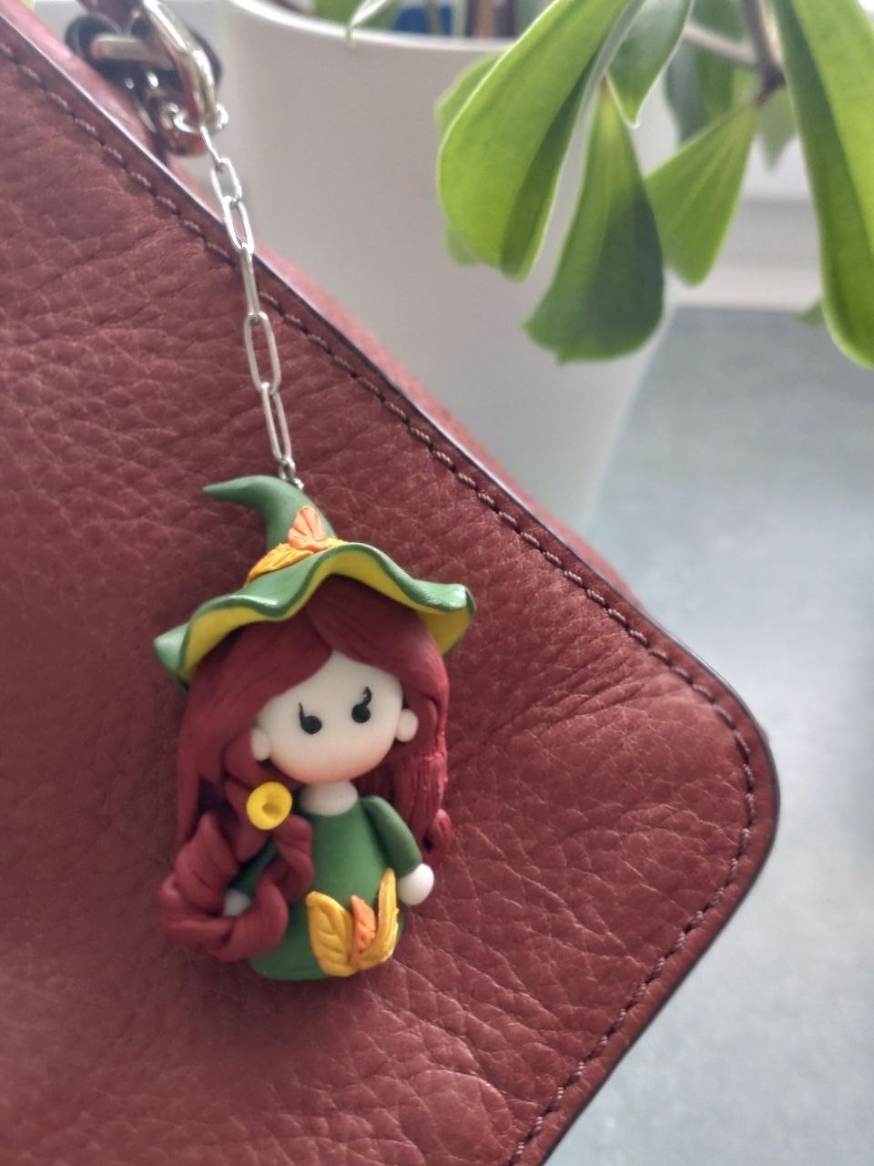 Kleine Blumenelfe aus Polymer Clay – handgefertigter Taschenanhänger