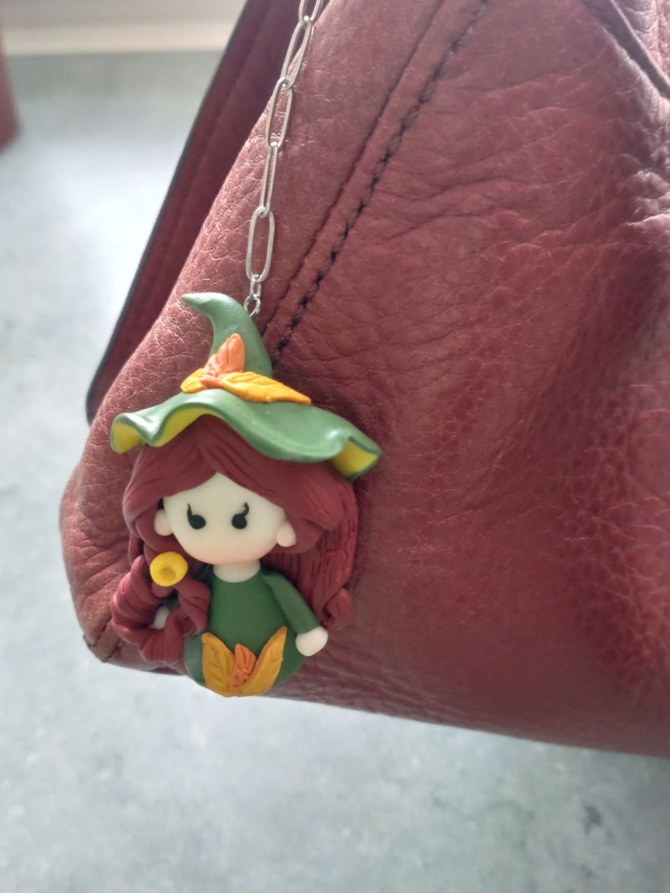 Kleine Blumenelfe aus Polymer Clay – handgefertigter Taschenanhänger