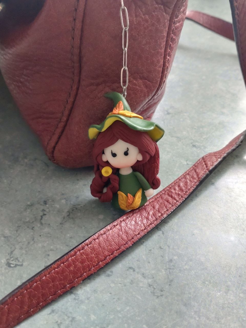 Kleine Blumenelfe aus Polymer Clay – handgefertigter Taschenanhänger