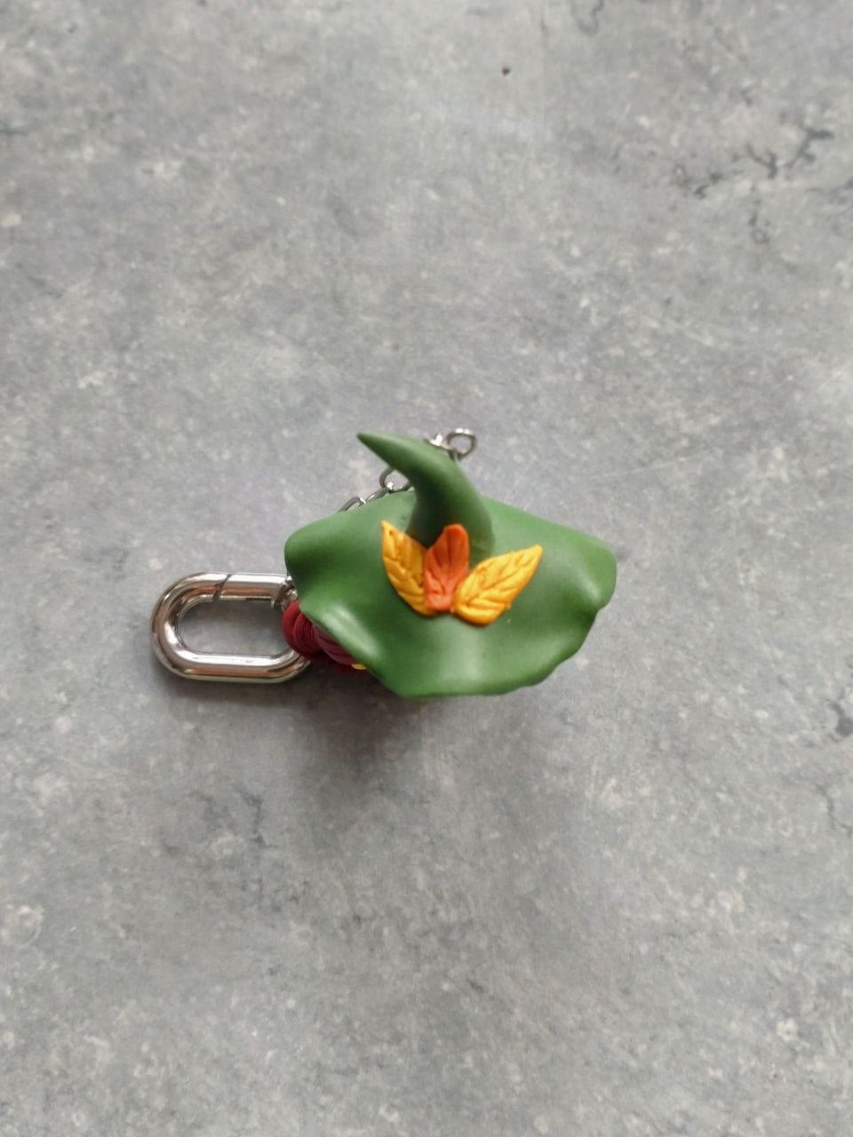 Kleine Blumenelfe aus Polymer Clay – handgefertigter Taschenanhänger