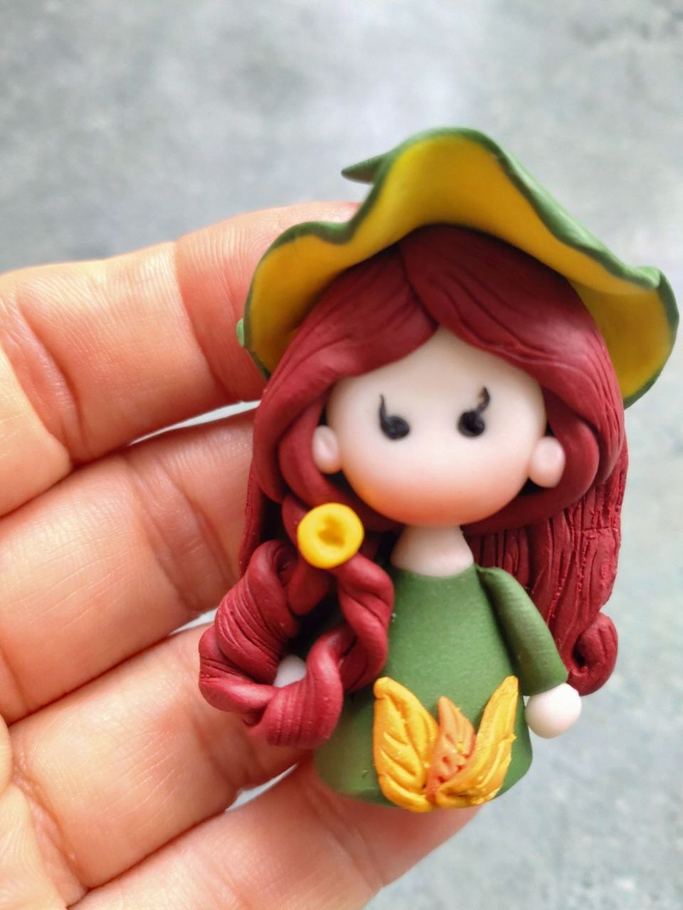 Kleine Blumenelfe aus Polymer Clay – handgefertigter Taschenanhänger