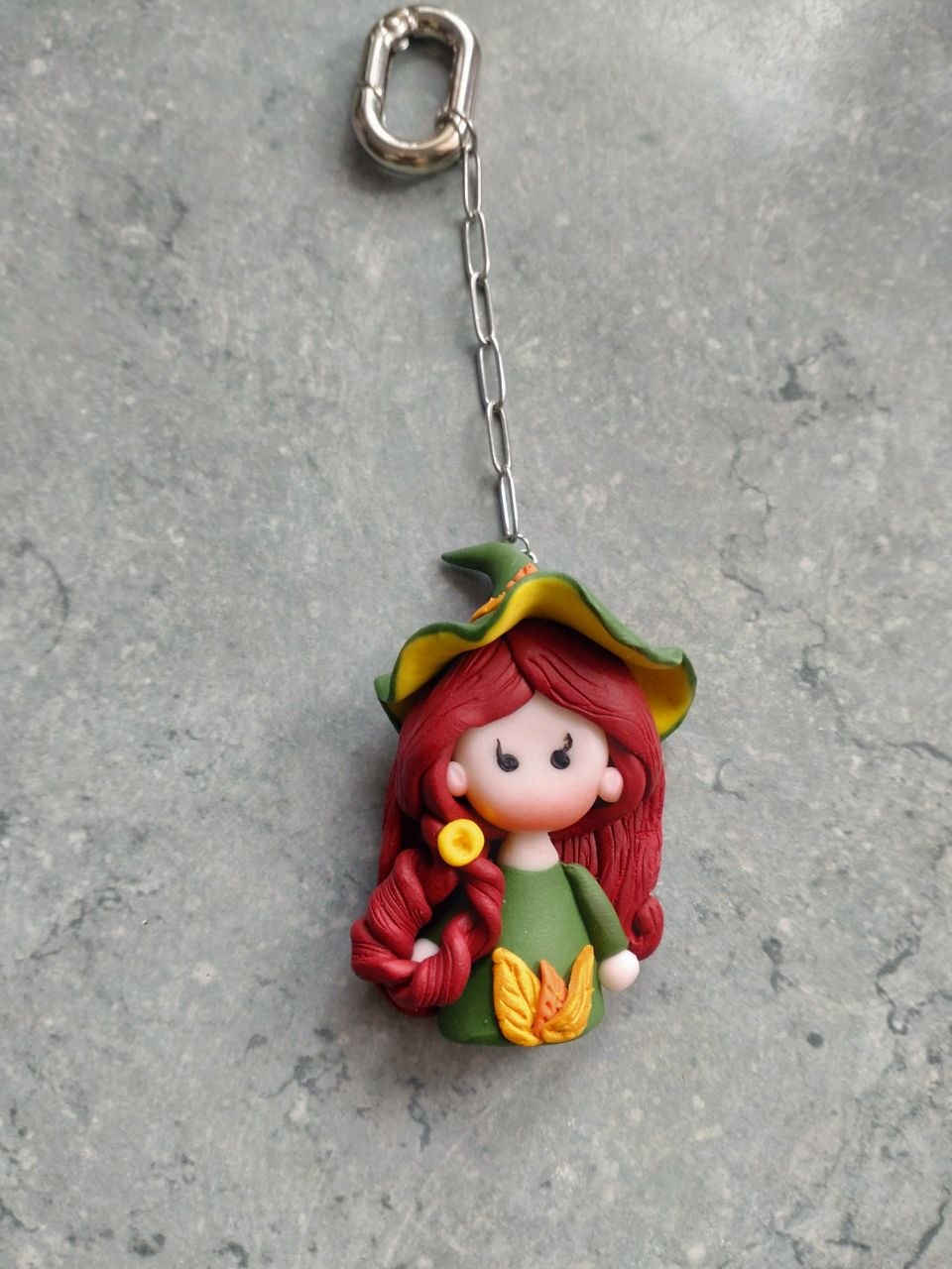 Kleine Blumenelfe aus Polymer Clay – handgefertigter Taschenanhänger